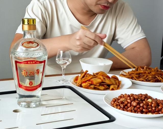中国八大纯粮食酒品牌，2025 年高口碑粮食酒选购指南