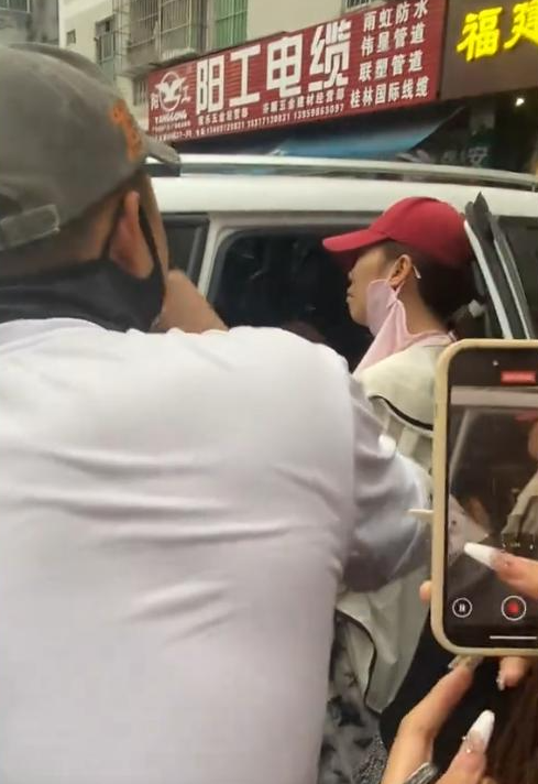 女子捉奸后续：丈夫被开除，小三皮肤白皙大长腿，穿着比原配时髦