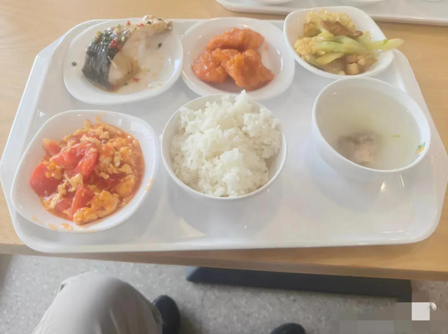 福耀科技大学开学了，学生晒出食堂价格，与网传40块一顿饭不一样