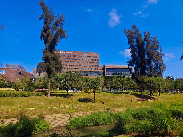 从学苑大道入大沙河绿过大学城后进深圳弯公园流花山景点【高清】