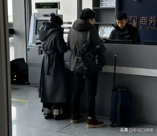 郭晶晶夫妻俩在高铁站被偶遇，没有戴口罩，霍启刚拉着破旧行李箱