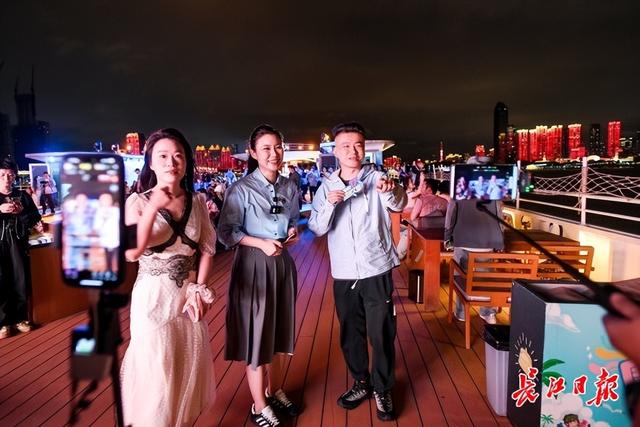 长江夜游玩出“River walk（江上漫步）”新高度，青年情侣“江上告白”安家武汉