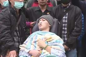 “救他全家都得死！”母亲含泪放弃触电儿子：见死不救才是真慈悲图片