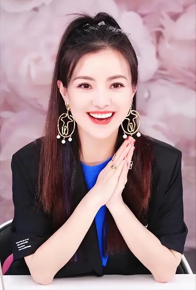 和撒贝宁同居四年，却转身和富豪在一起	，没想到如今沦落至此
