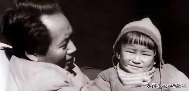 这是85岁的李讷近照	，注意看她的坐姿，终于知道她为何没去纪念堂