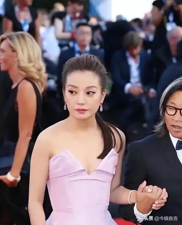 封杀四年，49岁赵薇突传消息，因胃癌去世传闻5个月前就真相大白