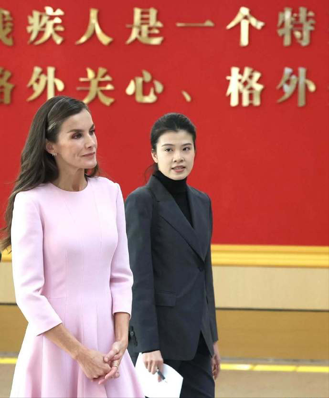 被西班牙王后惊艳了！4天6套Look，从成都美到北京