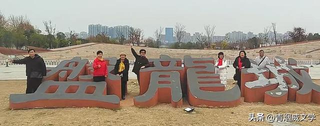 盘龙悠远银杏黄 水中学友情谊长