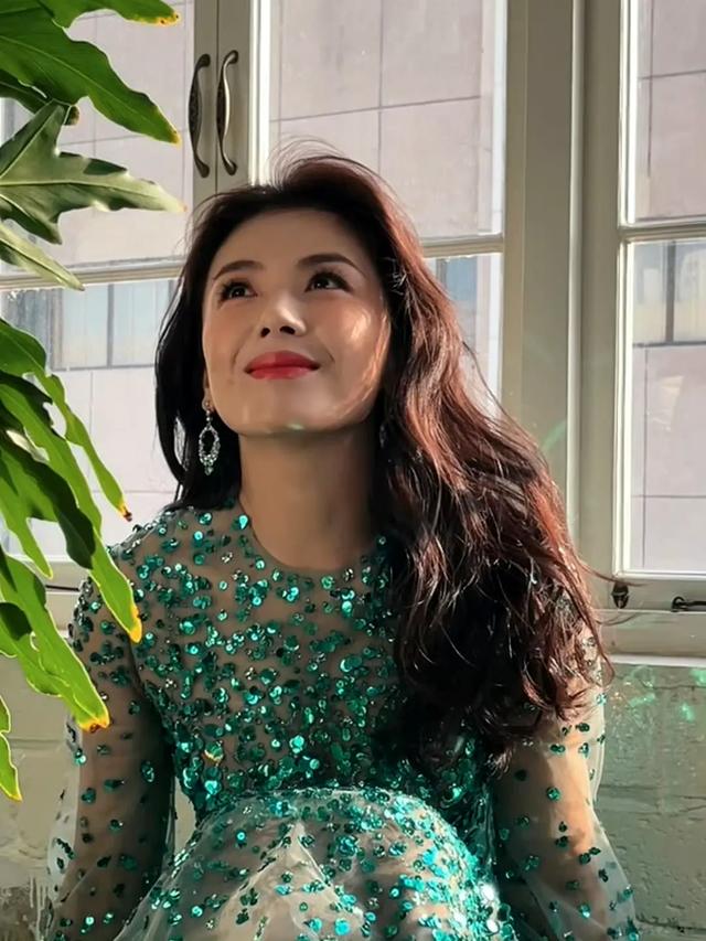 刘涛 肌肤白里透红，紧致水润，不愧是大部分中年男人的梦中女神！