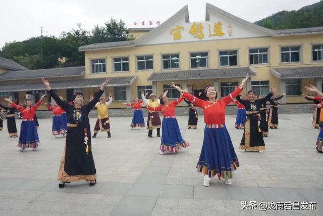 宕昌: 银发映丹霞 歌舞助文旅