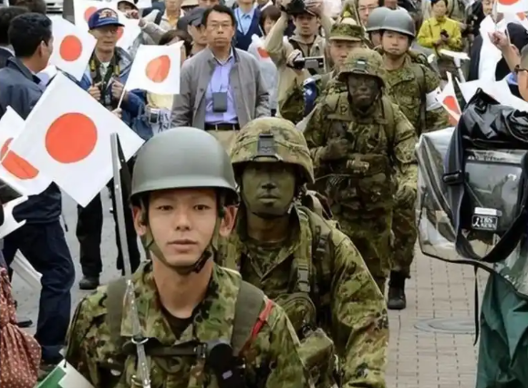 日本叫嚣拥核，金正恩亲自指挥一颗导弹“砸向日本海”，高市傻眼