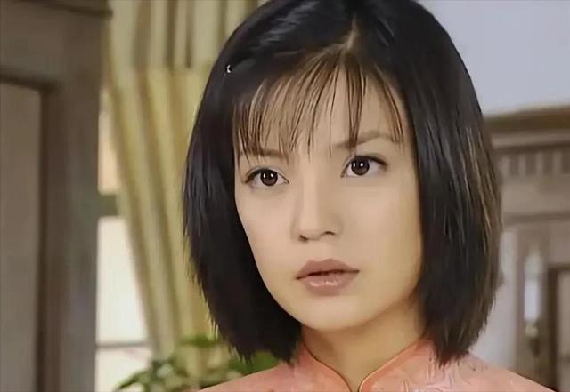 拔出萝卜带出泥！49岁赵薇近况再曝，事业婚姻双失败，丑闻太恶劣