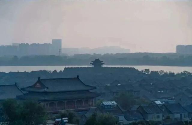 应是天宫打翻了颜料，遗落满城的秋色