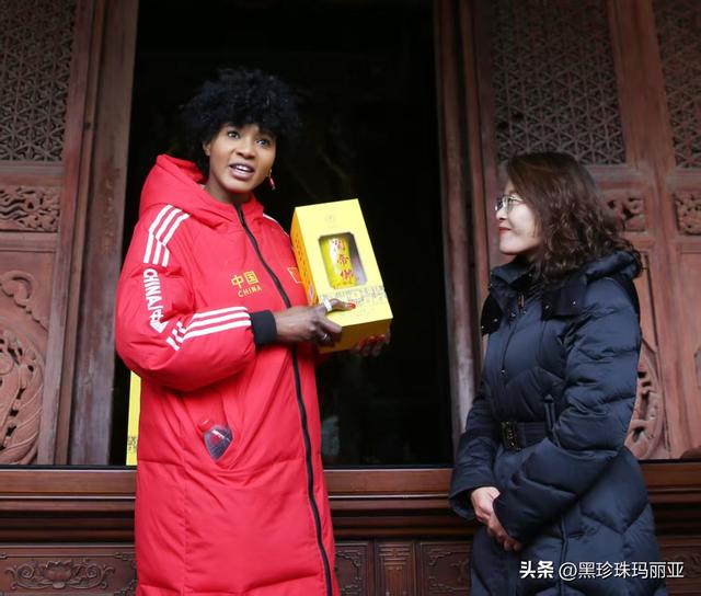 黑珍珠玛利亚到访运城 朝圣关帝庙传中非情谊