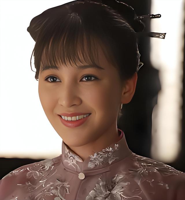 她19岁与导演私奔，在地下室裸婚连生3胎，今被丈夫用7部剧捧红