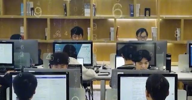 为报南海撞机之仇，8万红客入侵“美国”，把红旗挂在白宫官网