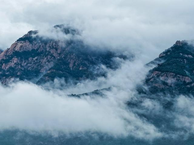 云雾中的泰岳：山与城的对话