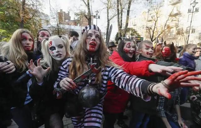 为啥万圣节中国人敢扮鬼，而到了中元节却没人玩了？评论区炸锅了