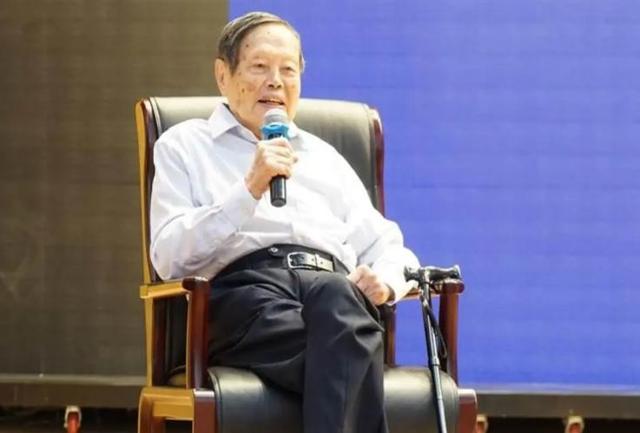 演都不演了！杨振宁去世仅7天，恶心的一幕出现，结局大快人心