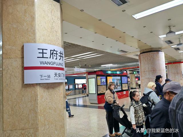 从中国美术馆出来，钻胡同，一路逛到王府井大街