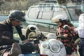 缅北腊戌当局挨家挨户上门登记无牌车辆和摩托车，当地民众很担心图片