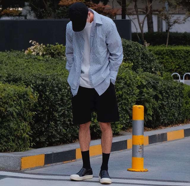 去北京才发现：小白鞋失宠了！满街的短裤+运动鞋的打扮，太帅了