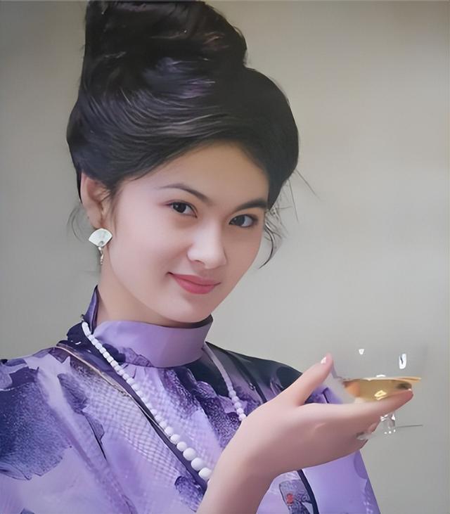 她是天生丽质的美女演员，嫁给军委副主席之子，离婚后成知名画家