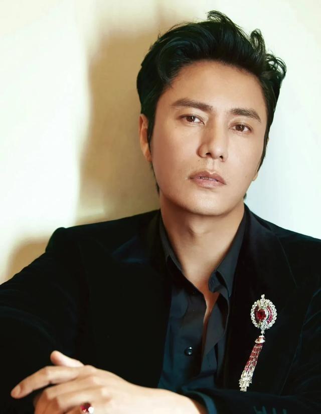 陈坤的儿子已成年，容貌开始显现母亲的基因，你们能认出像谁吗？