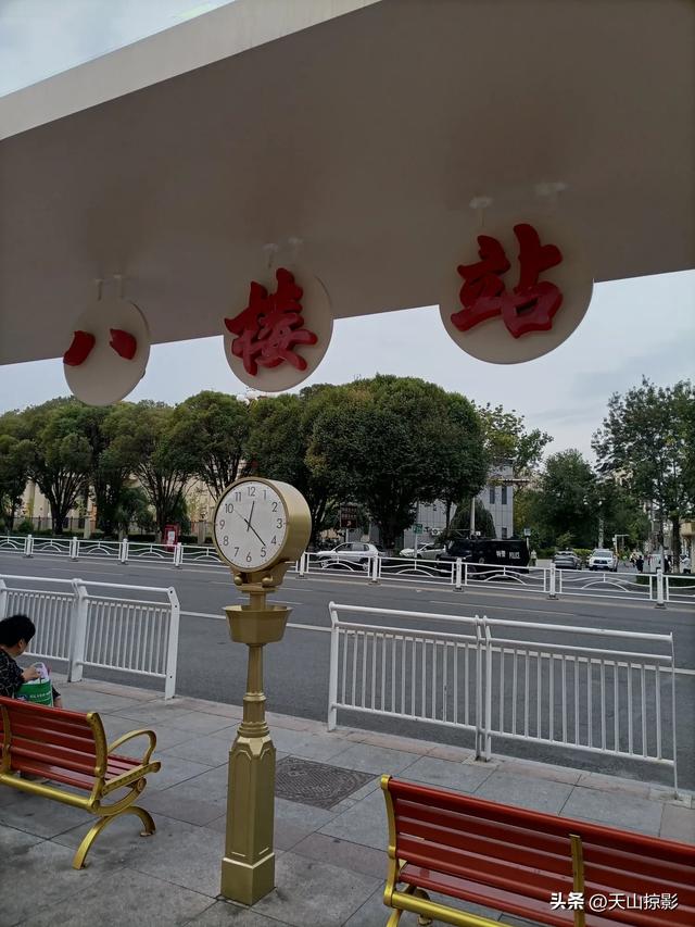与你重逢，乌鲁木齐八楼2路公交站