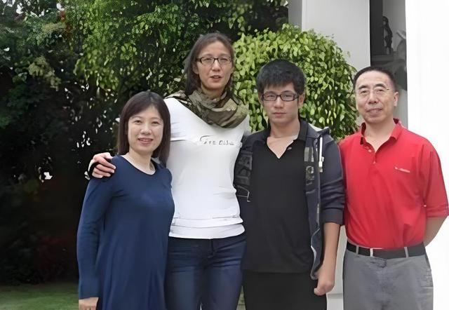 她被称为女排第一美女，离婚后嫁给美国人，如今56岁生活滋润美满