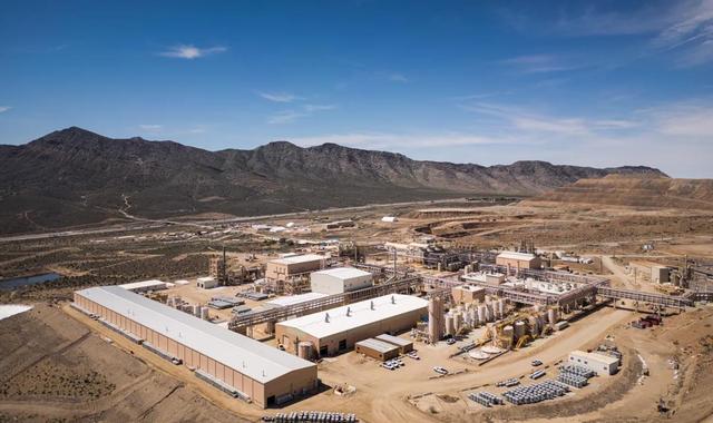 从卖苦力到定规矩，中国打出稀土王炸，一招掐住美国军工命脉