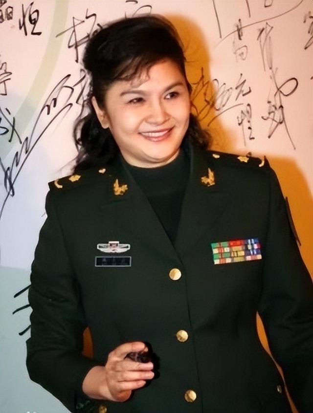 她是天生丽质的美女演员，嫁给军委副主席之子，离婚后成知名画家