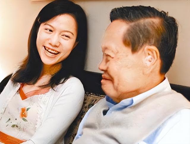 杨振宁去世才2天，令人恶心的一幕出现了，杨振宁助理曾辟谣