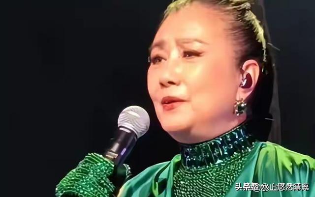 78岁连路都走不稳还开演唱会	，全网骂声一片，她却扬言回馈粉丝