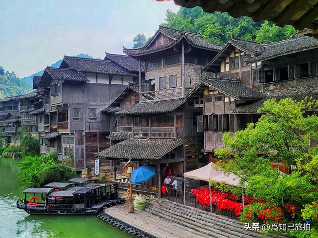 遵义乌江寨山峦连绵起伏 碧水绕寨而行