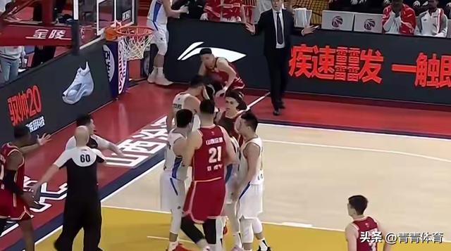 1分险胜！87-86绝杀复仇，北京男篮五人上双，赛场火爆