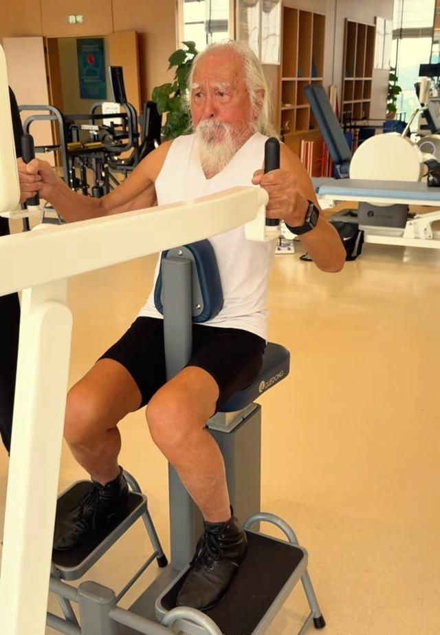 89岁王德顺晒游泳照，胸大肌饱满，全身皮肤只略微显皱，泳姿矫健