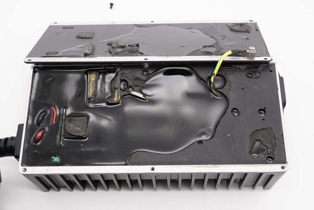 非大型切割机搞不定这大块头！九号1080W ebike新国标充电器拆解