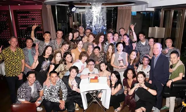 傅程鹏陪香港妻子参加名流派对	，表现从容，完美融入周丽淇社交圈