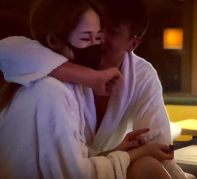 色字头上一把刀！“纵欲过度	”的萧亚轩，终为曾经的放肆付出代价