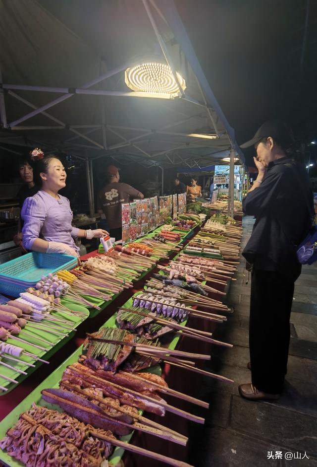 西双版纳的江边夜市