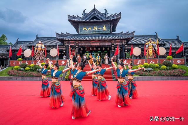 国庆假期首日，浙江象山影视城被挤爆了！游客：低估了夜游的魅力