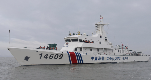 菲律宾海警倾巢而出，解放军拖船首次抵达仁爱礁，动手清理破船？