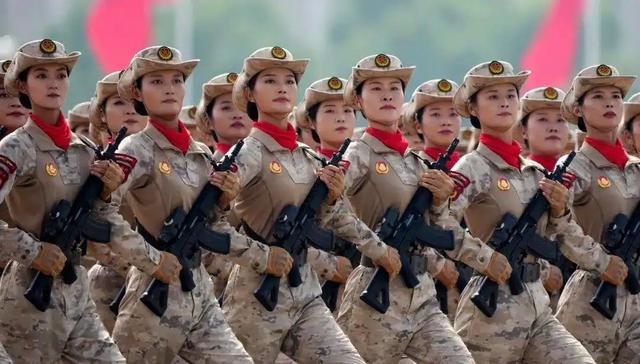 女民兵李思颖阅兵回家后仅半天，又官宣新身份，太牛了，全网恭喜