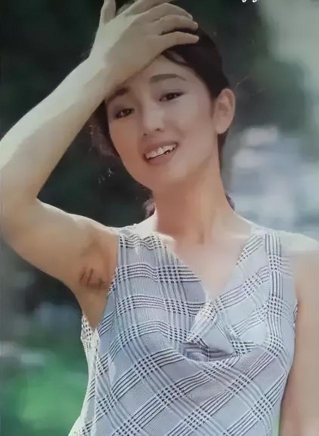 用腋毛羞辱她，真离谱