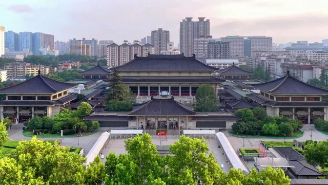 乘坐全国首辆唐诗主题观光车 沉浸式体验西安的唐诗文化