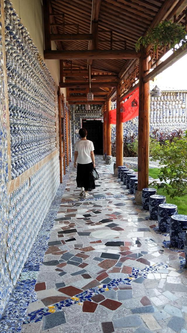大埔某工厂变旅游区，陶瓷做的楼房、汽车、沙发和床等，还收门票