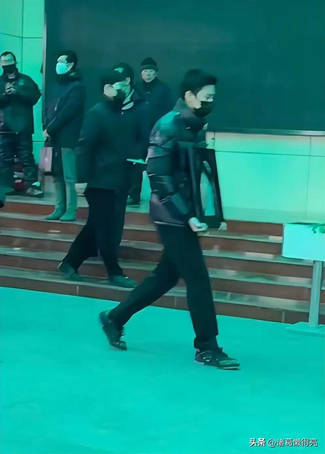 何晴葬礼现场	，许何手捧骨灰和遗像，卢俊义扮演者王卫国为其送别
