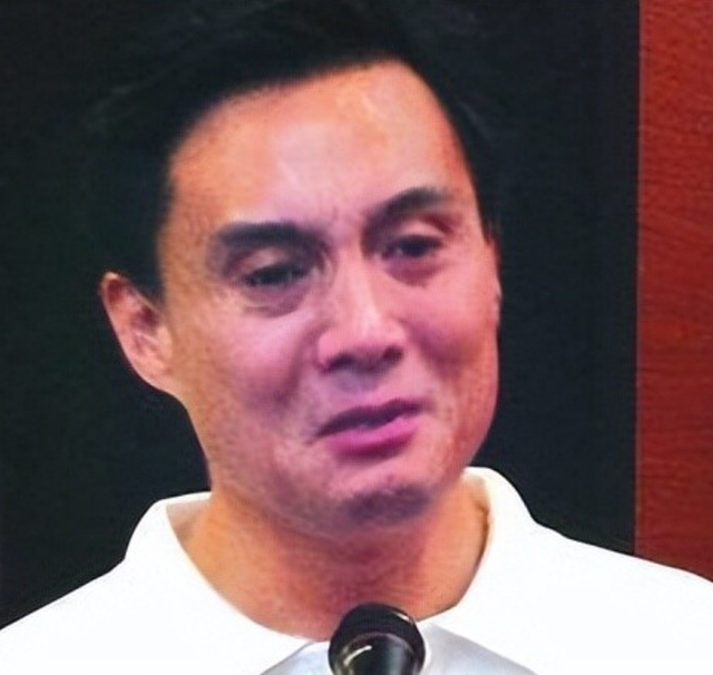 他被谢霆锋打成重伤，发妻6次流产绝情离开，如今街头卖卤肉为生