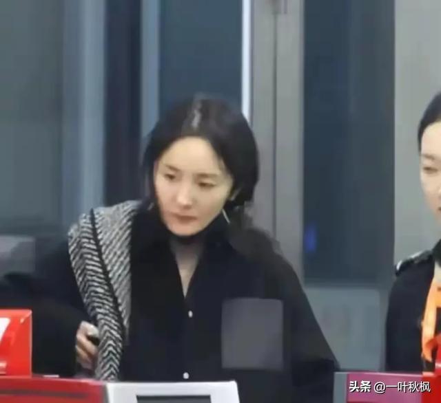 机场偶遇素颜的杨幂,发顶稀疏瘪嘴凹脸,治好了我们的容貌焦虑